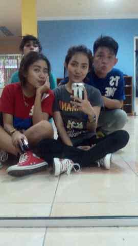 NFVoice_Crew's tweet photo. @RyenFadilah @radhlia_azizia @AriandaryNFV ☺ http://t.co/pEwMRCBVL5