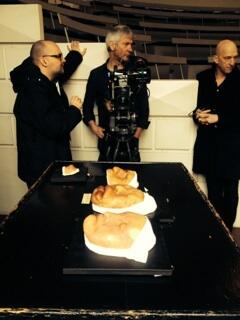 MrMuseIon's tweet photo. Fotostudio de Jong laver optagelser til hollandsk tv om Lightbreak der åbner d. 10 april #medmus #lightbreak http://t.co/ou6VKk96cB