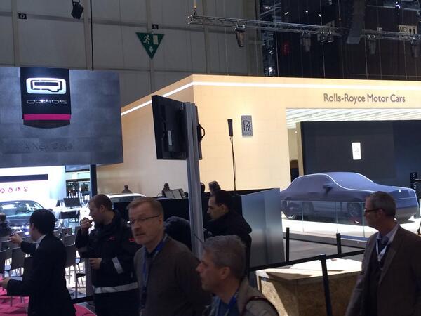 #genflive Die trauen sich was: Quoros direkt neben Rolls Royce. Da treffen soziale Gegensätze aufeinander...