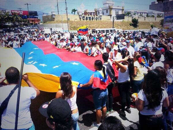alcaldeledezma's tweet photo. Guarenas-Guatire en la calle. Ahí tienes tus carnavales, Maduro. http://t.co/A7dK4PJhGB