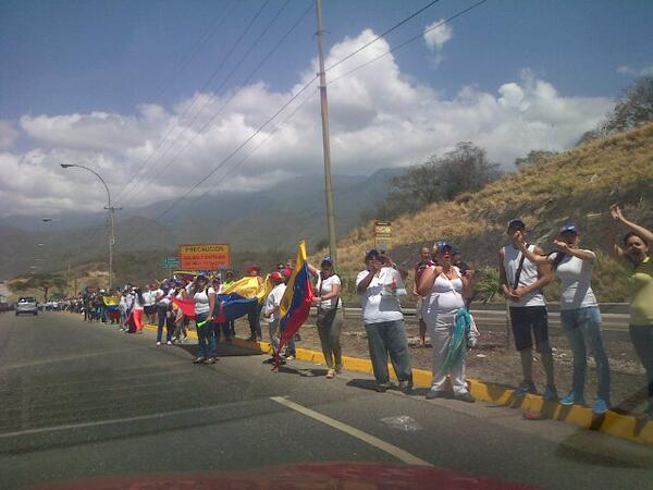 AlfonsocaroVe's tweet image. Los rojitos estan echando humo
Cadena humana se siguen sumando  mas y mas barriadaa populares 
Guarenas #Guatire #
 http://t.co/kXGdstS0QJ"