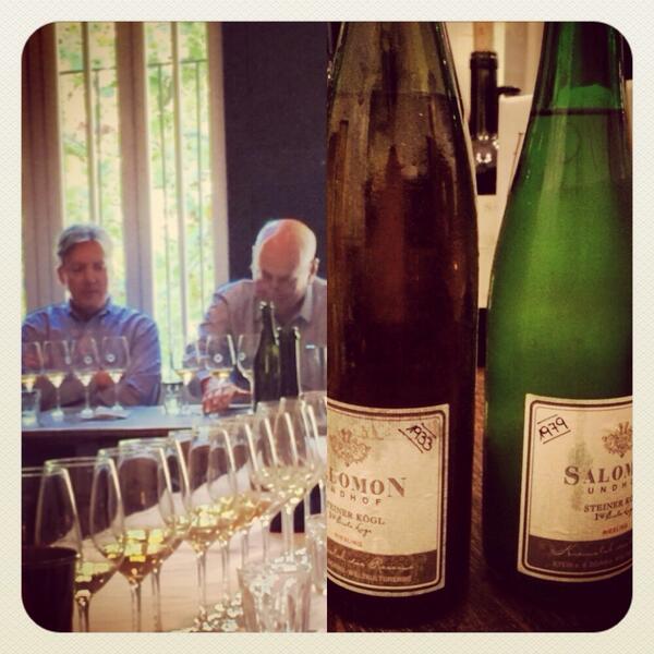 JohnnyRConnell's tweet photo. Bert throwing the 1 handed assists to James #allday #soolditshandwritten #Salomonwines Tops:1968 Grüner 2009 Riesling http://t.co/A73xfty4vD