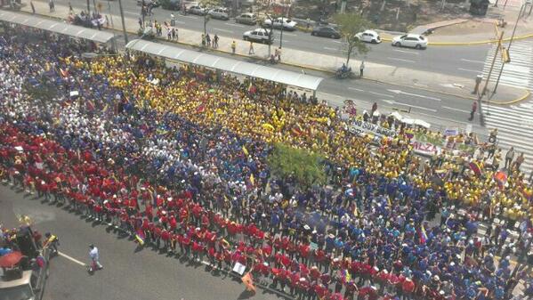 ElUniversal's tweet image. Larenses forman la bandera de Venezuela frente a la Catedral de #Barquisimeto  (vía @luisandreinac) #4M