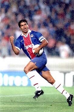 CliveSnow's tweet photo. Difficile de trouver plus charismatique que ce joueur parmi ceux qui ont porté les couleurs du PSG
#CapitaineRai http://t.co/APpvPe8oqL