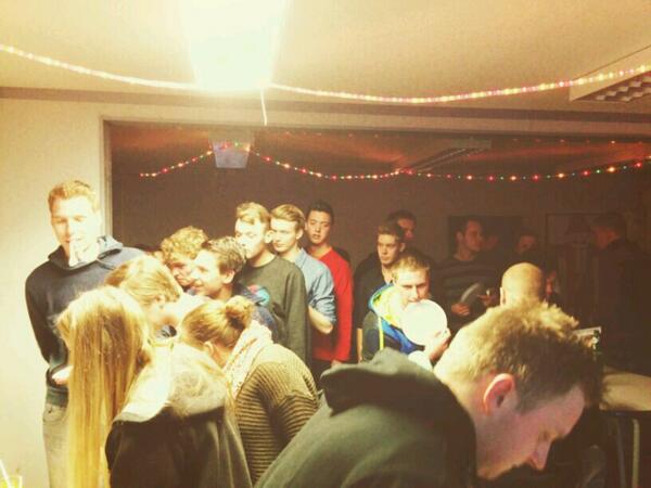 De stamppot heeft heerlijk gesmaakt. Over een paar uurtjes de bok verbranden! #CVdeVondelstraat