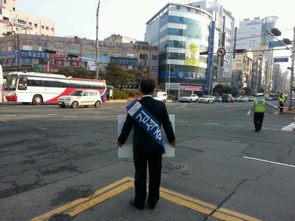 김석준교육감 예비후보가 덕천로타리에서 아침인사 하고 계시네요. 화이팅!