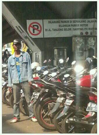 Parkir liar di sepanjang bawah jalan layang roxy #macet #jakarta <a href="/PasangMata/">pasangmatadotcom</a>