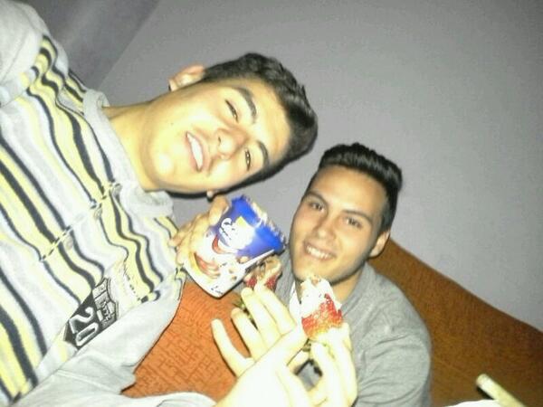 boke_17's tweet photo. Unas fresitas con nocilla despues del #widoo su primo @XixoMoreno http://t.co/jyipudBqw9