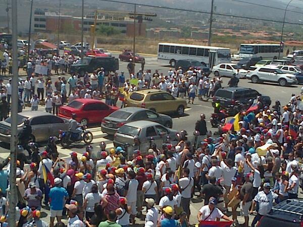 Otra foto de Guatire protesta.  Foto de <a href="/JoseManuelCD/">Jose Manuel Cañas</a>