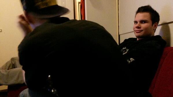 VilleKomaro's tweet photo. Täälä seuraa #a2ilta a  enempi porukkaa kuin #shotsi n olympialaisia! http://t.co/H7XNrb8UJz