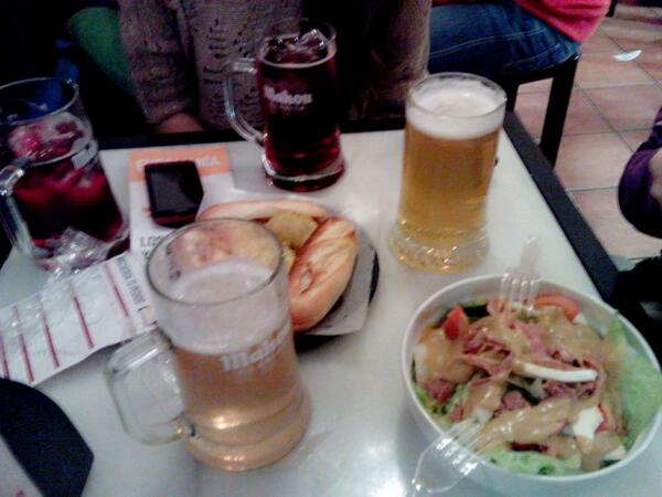 CrisMoreno93's tweet photo. Tarde de montaditos con mis chicas @s_ruizl @truizsabes @Andiema618 http://t.co/ZjkaqOUNW5