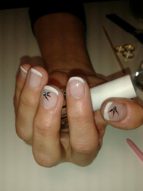 CentroSecrets's tweet image. Manicura francesa con detallito de perlas!