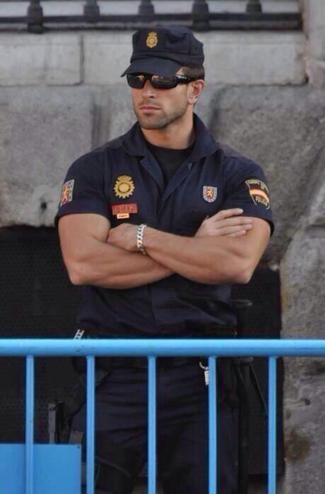 sexygdlboy's tweet photo. Arresteme soy culpable de lo que sea.. Grrrr #sexyman #gayinuniform #musclehot http://t.co/4OnbnIF3uh