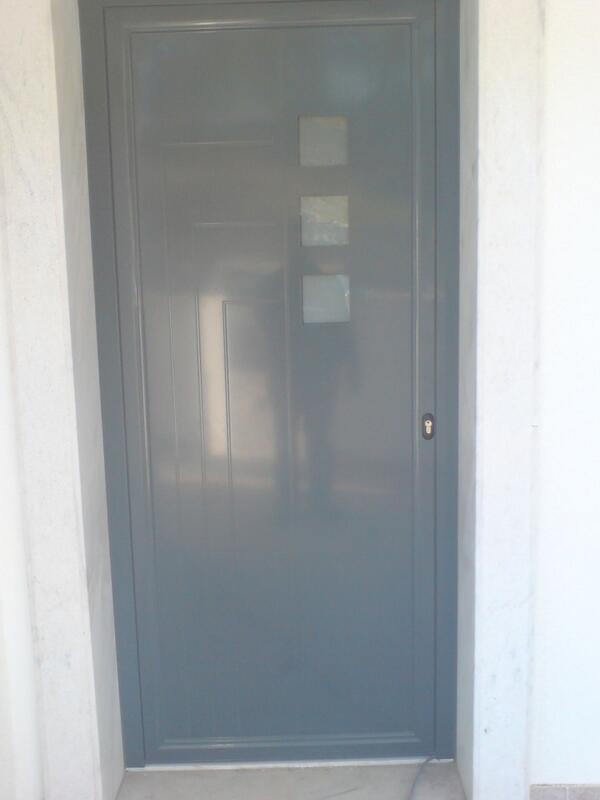 porta exterior em aluminio termico com painel com vidro á cor cinzento 7011 acmcaixilharialisboa.com/es/fotos/105/