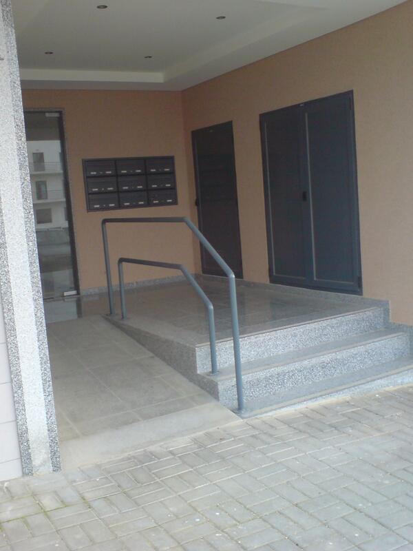 portas exteriores em vidro temperado  e portadas em chapa e caixas de correio e corrimãos acmcaixilharialisboa.com/es/fotos/123/