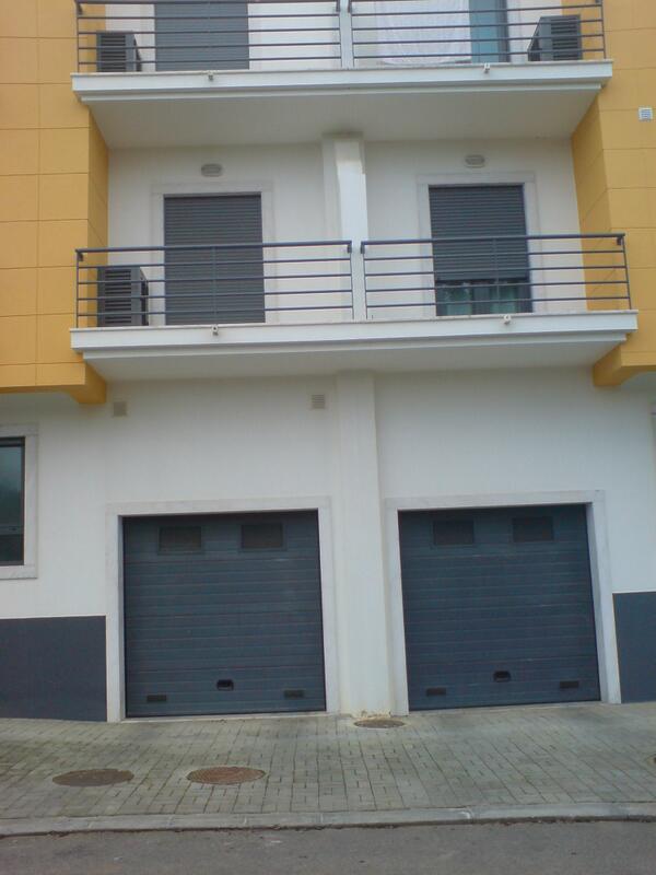 portões seccionados e gradiamentos e estores termicos  ilectricose janelas em aluminio termico acmcaixilharialisboa.com/es/fotos/133/