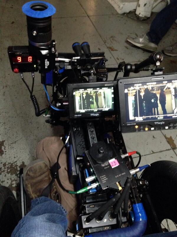 6x17 "THE BELLY OF THE BEAST" post-ep pics & tweets - Page 3 Bh6ZELiCQAAS7fR