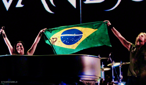 SrtaLaraf's tweet photo. VOCÊS CONSEGUEM OUVIR OS MEUS GRITOS??? AAAAAAAAAH VOLTA.. #WorldEvanescenceDay ܢܢ http://t.co/hwwTXy9TcW