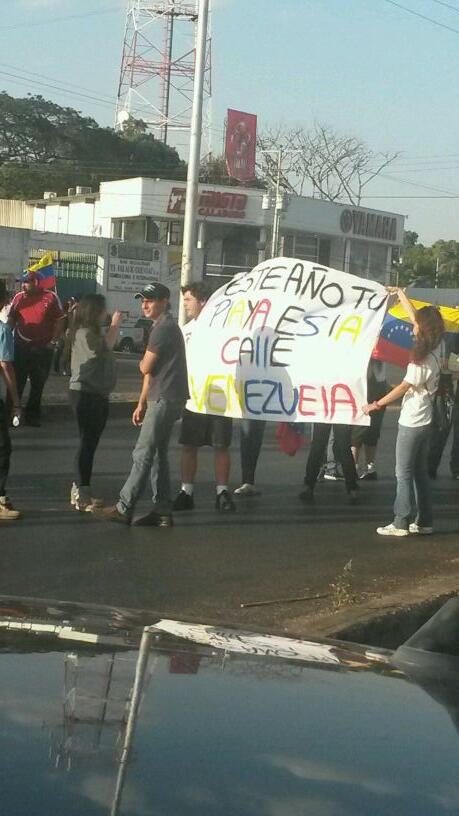 eutrafico's tweet photo. RT @ReportGuarico: #Guárico Calabozo Av Octavio Viana Protestas en vía. Precaución Foto @rolososa: http://t.co/1OtTlOkruH