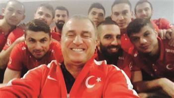 After <a href="/TheEllenShow/">The Ellen Show</a>'s Oscar selfie went viral, Turkish national football team joins the trend: hurriyetdailynews.com/turkey-joins-s…