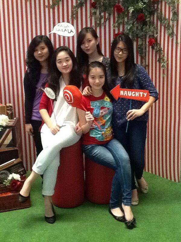 kingfotoindo's tweet photo. @kingfotogroup Photobooth at @ES2014_imakta @ImaktaUntar. Get Disc. 20% Graduation Photo at our Booth http://t.co/cBtUHv7dRX