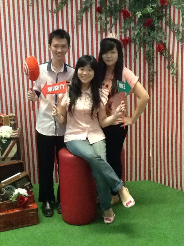 kingfotoindo's tweet photo. @kingfotogroup Photobooth at @ES2014_imakta @ImaktaUntar. Get Disc. 20% Graduation Photo at our Booth. http://t.co/LG0hulClyr