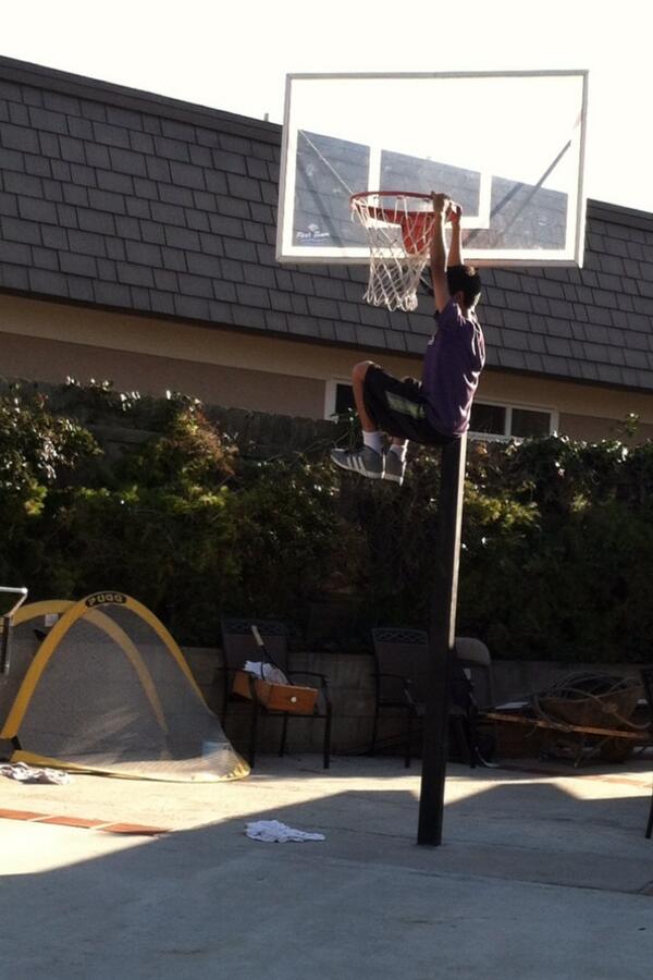 KimoFerrari's tweet photo. I can dunk http://t.co/F5T3jN57nv