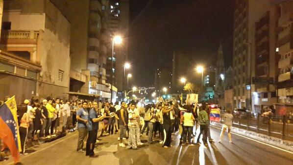 Estos si son unos valientes: protestan en la Av. San Martín hoy en la noche - foto @jjgr130380 '