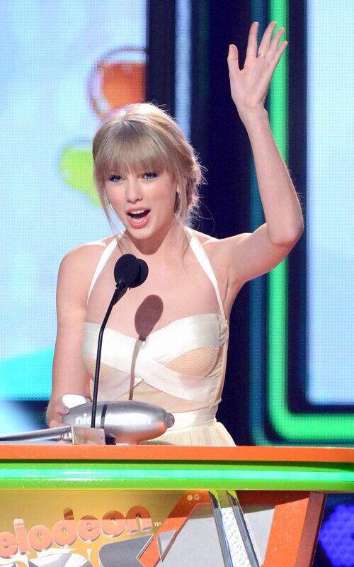 TSwiftNZ's tweet photo. RT to #VoteTaylor for the #KCA http://t.co/BOI3r5GIVc