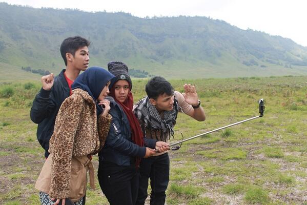 *tunjukjari "<a href="/FunAdventure_/">Trip BROMO everyday</a>: Yang namanya #Selfie mana? :D #savanabromo