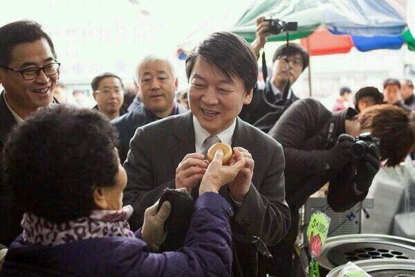 제가 빵을 먹겠다는건 아니구요.. 제 입에 넣어주시려는건지 제 손에 주시는지는 잘 모르겠습니다만.. 제가 이걸 받을려고 손을 올린지 아님 밀어낼려는 손동작인지는 정당의 뜻에따라 다르겠습니다.