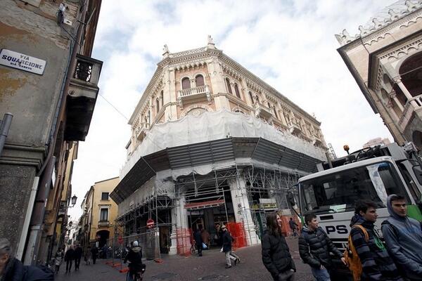 mattinodipadova's tweet photo. Via le impalcature: ecco Palazzo delle Debite dopo il restauro! #Padova @DiscoverPadova 
http://t.co/6DbBCp3dHN http://t.co/5TK06jsx7H