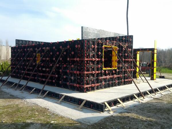 AMagro_Geo's tweet photo. #GEOHOUSE #Geoplast Fase di getto ! Sistema #GEOPANEL !
Geopanel System for Social Housing ! http://t.co/Pvnp3wk10C