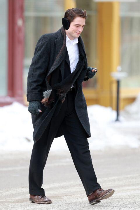 Robsessed_INA's tweet image. Gorgeous man. Robert Pattinson on #Life set (March 4).