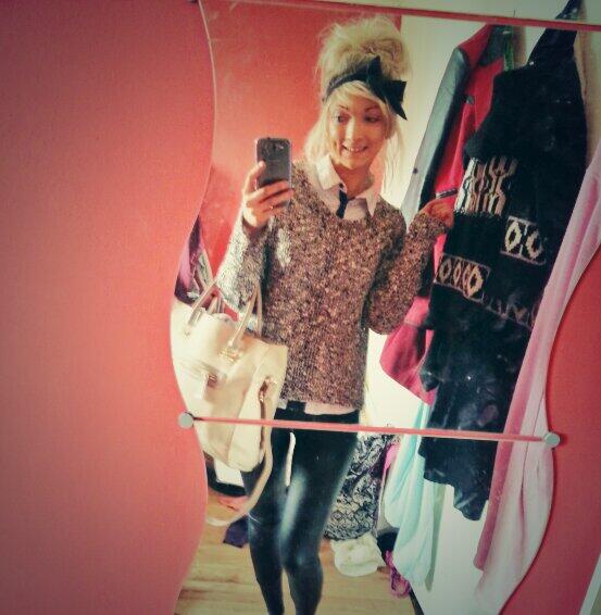 MeeganRodway's tweet photo. Shopppping selfie #LoveClothes http://t.co/tUkY3qBx1m
