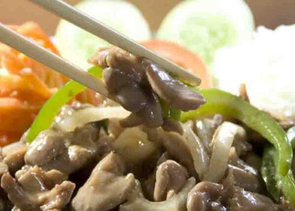 yokobentoid's tweet image. Daging ayam pilihan dicampur dgn irisan  bombay dan paprika hijau yg segar dimasak  dlm saus yakiniku khas Yokobento.