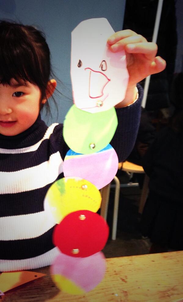houkagows's tweet photo. 穴あけパンチを初めて使った子。

春色いもむしちゃん。 http://t.co/cTeBDjK93r