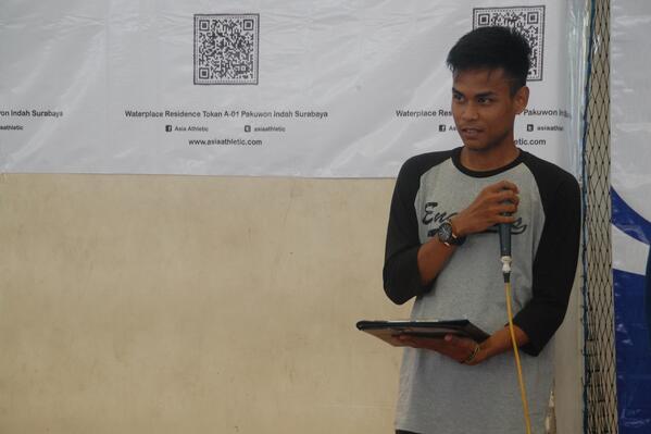 NFCITS2014's tweet photo. Pembacaan janji atlet perwakilan dari tim @futsal_FTG saat opening ceremony NFC ITS 2014 http://t.co/YllVqayOFG