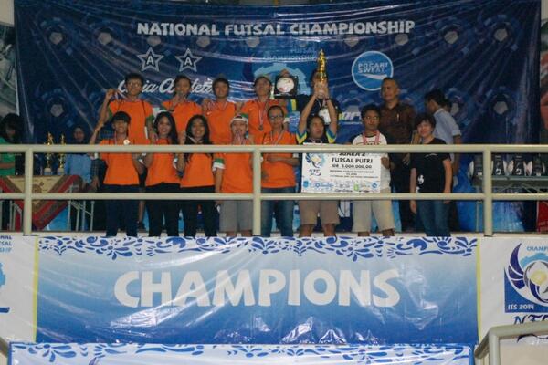 NFCITS2014's tweet photo. Winning moment @FutsalUNY as the 2nd place in Girl's Category http://t.co/QgIKQjDTRp