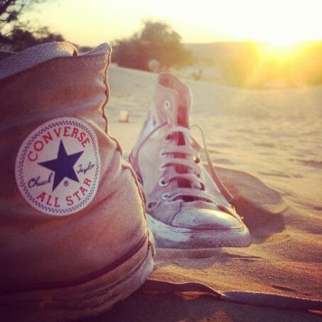 ConverseBLX's tweet photo. Sneakers uit, voetjes in de lucht. ConverseBLX gaat op een permanente vakantie. Volg vanaf nu @Converse http://t.co/XgU3uKTjkR
