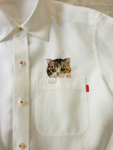 CatDogDergi's tweet photo. Japon nakış sanatçısı Hiroko Kubota,oğlunun ricasını kırmayarak gömleğe işlediği kedi figürüyle moda akımı başlattı http://t.co/HnrdNGEk0d