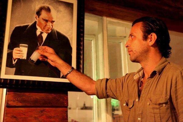 Nejat isler ve atasi kadeh tokusturuyorlar.