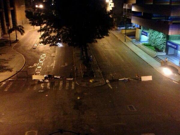 Alrededores del Sambil de la Candelaria, en Caracas, presencia de barricadas (4:50AM)  vía <a href="/kathyq16/">Katherine Quijano</a>