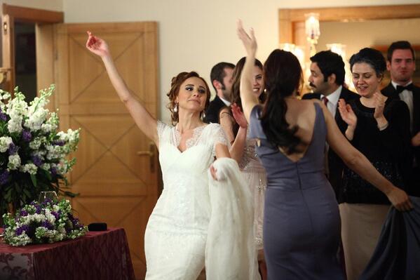 Deniz'le Sermet nihayet evleniyor! @merhametdizi yeni bölümüyle bu akşam 22.00'de @kanald'de... #merhamet