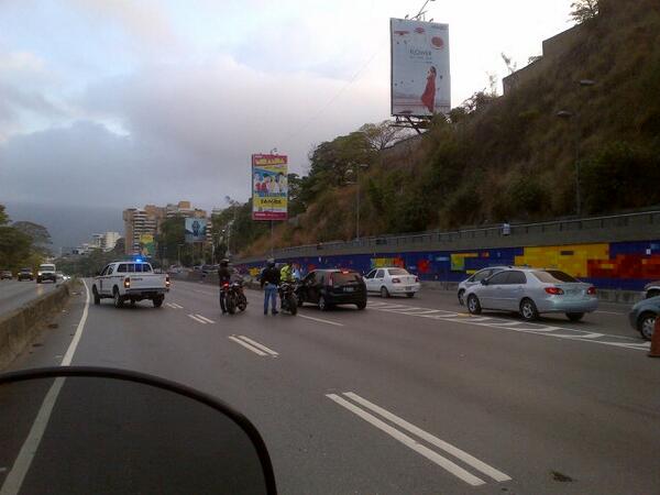 CARACAS COLAPSA TRANCAZO ES UN ÉXITO  via centro desvió a LM 6:33am  #Megatrancaconcarros5M"