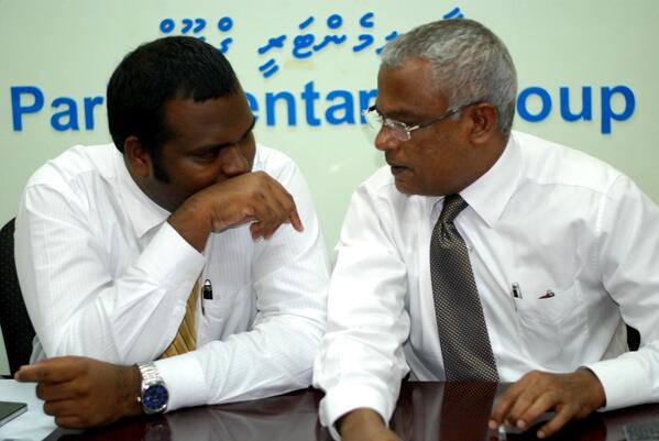 vnewsmv's tweet photo. Riyaasee bayaanah javaabu dheynan: Iboo
http://t.co/NLPnP4phGB http://t.co/5oLua3j8Tl