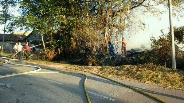 JPAMMersing's tweet photo. AP JPAM Mersing m'bantu Jbtan Bomba m'madam k'bakaran di Pantai Timur,Mrsg Kanan @ghazali112 @JPAMJohor @JPAMtwiter http://t.co/SZfZr5CtRR