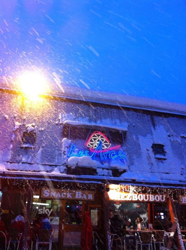 SCUD2014's tweet image. Encore beaucoup de neige ici... Passez une bonne nuit à demain !