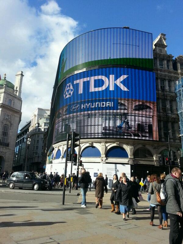 djmanchi91's tweet photo. Menudo dia hace para hacer turismo,que lastima que tenga que currar :( #london #picadilly http://t.co/PUuQgQS2Sd