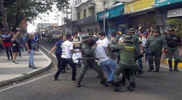 ADRIANAAZZIAS's tweet photo. Asi atacan a los periodista en Venezuela #SoyLeopoldoSoyResistenciaYGuarimba http://t.co/9ztkvKWAaG"@fdelrinconCNN @CNNEE @NTN24